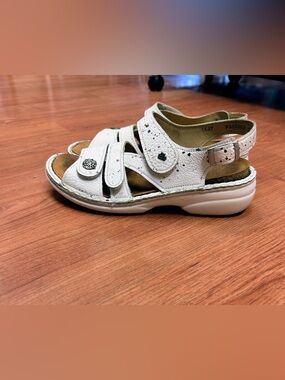 The Finn Comfort Gomera Paint Splashed White Leather Cork Bed Sandals Size 7